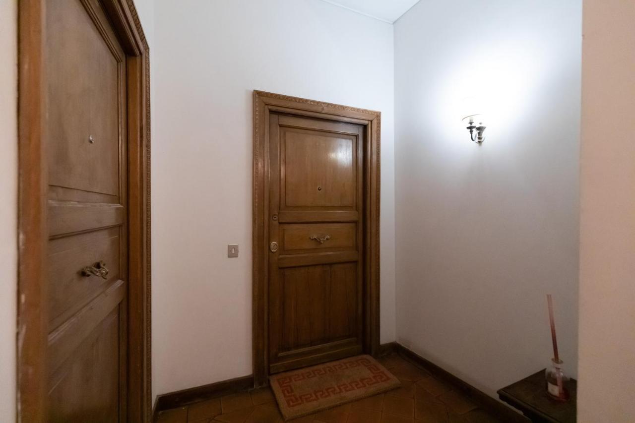 Chic And Style In Historical Via Giulia Appartement Rome