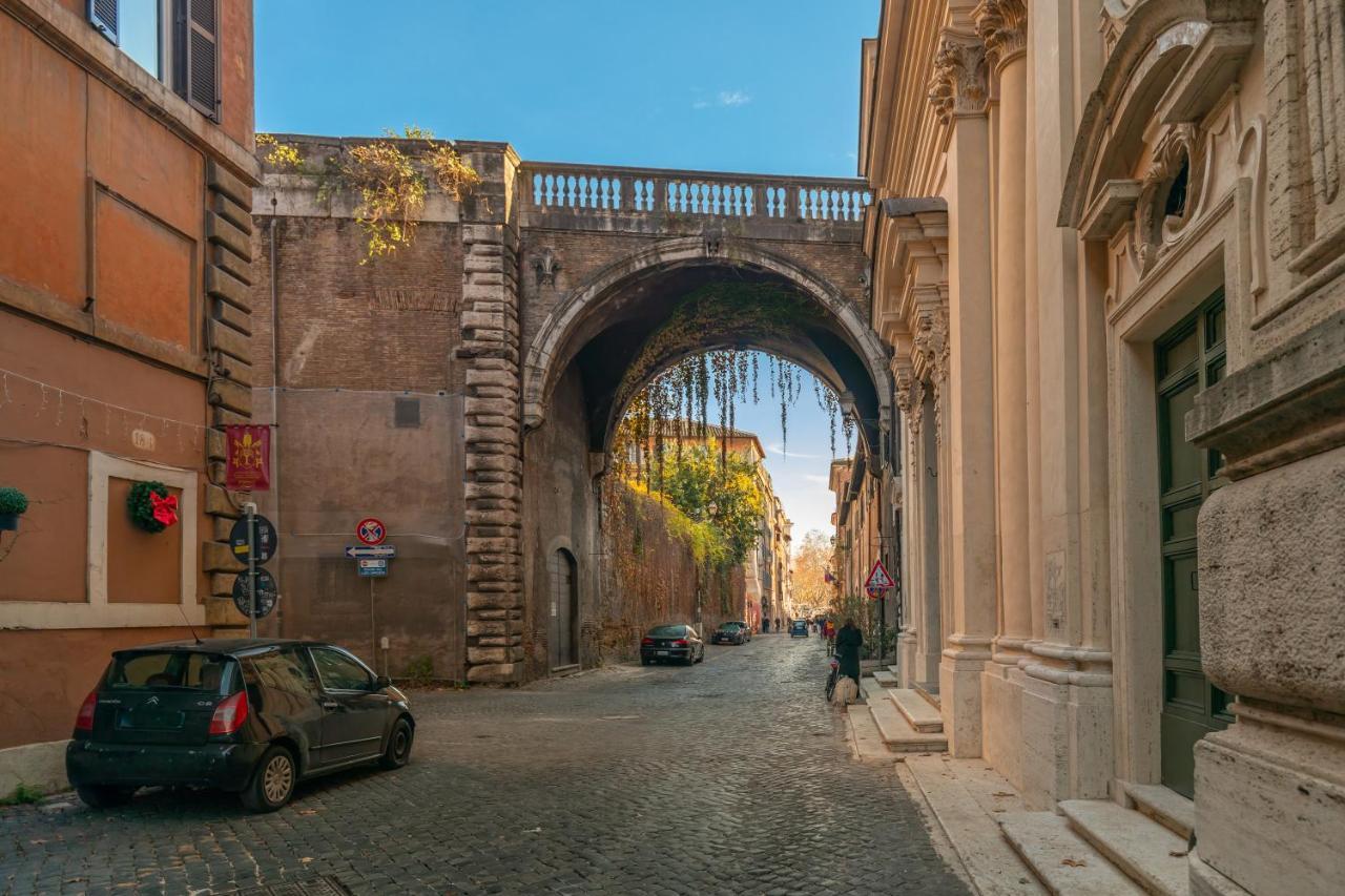 Chic And Style In Historical Via Giulia Appartement *
