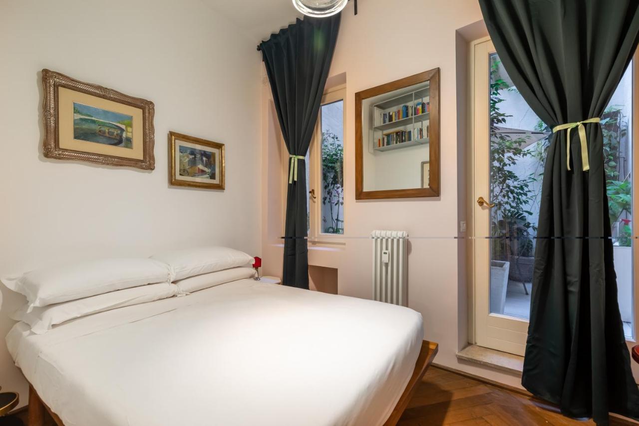 Chic And Style In Historical Via Giulia Appartement *